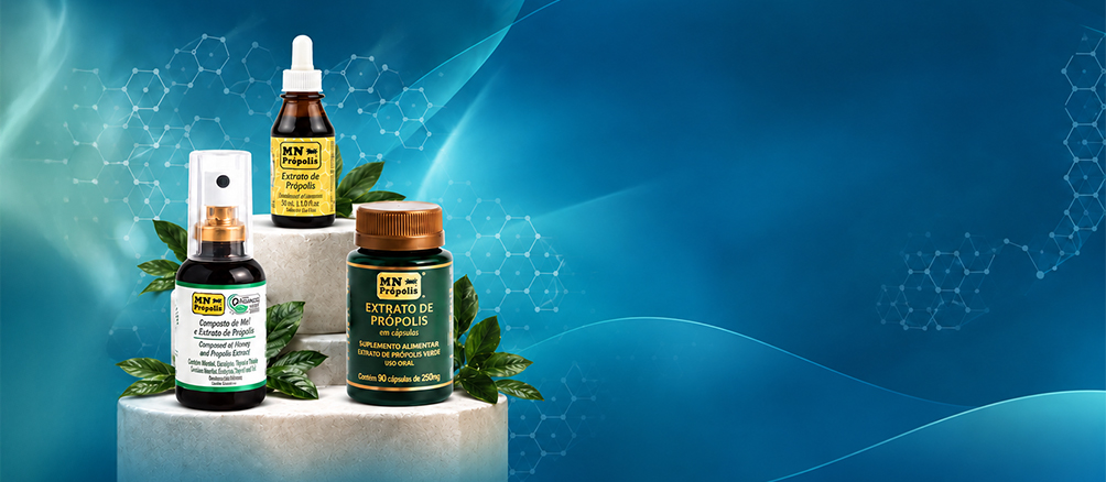 Produtos MN Própolis com extrato de própolis verde sobre pedestal azul